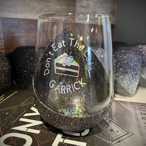ONYX STORM Glittery Stemless Wine Glass with Cake Design